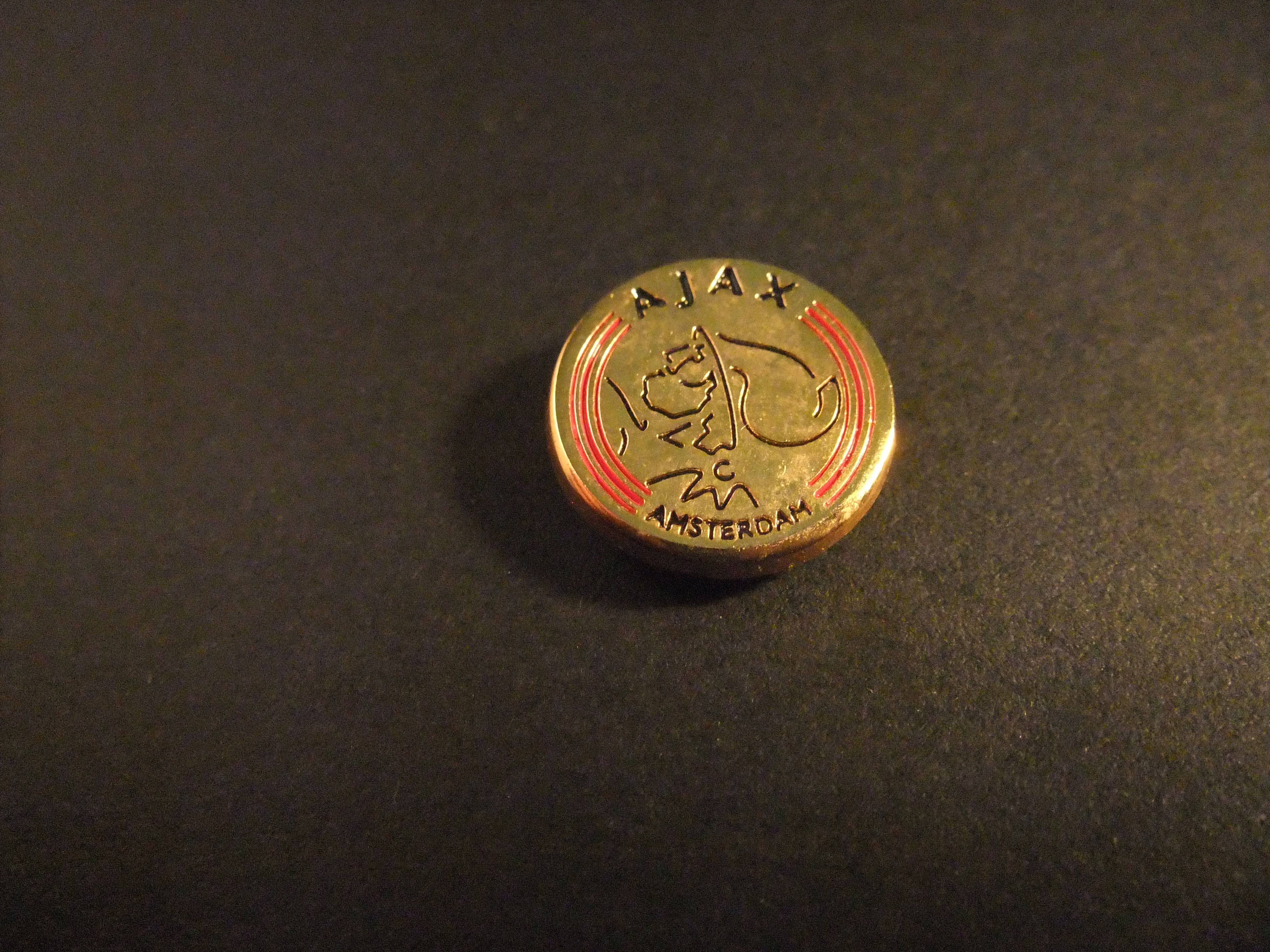 Ajax voetbalclub Amsterdam goudkleurig logo